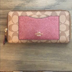 Coach zip wallet - great condition!